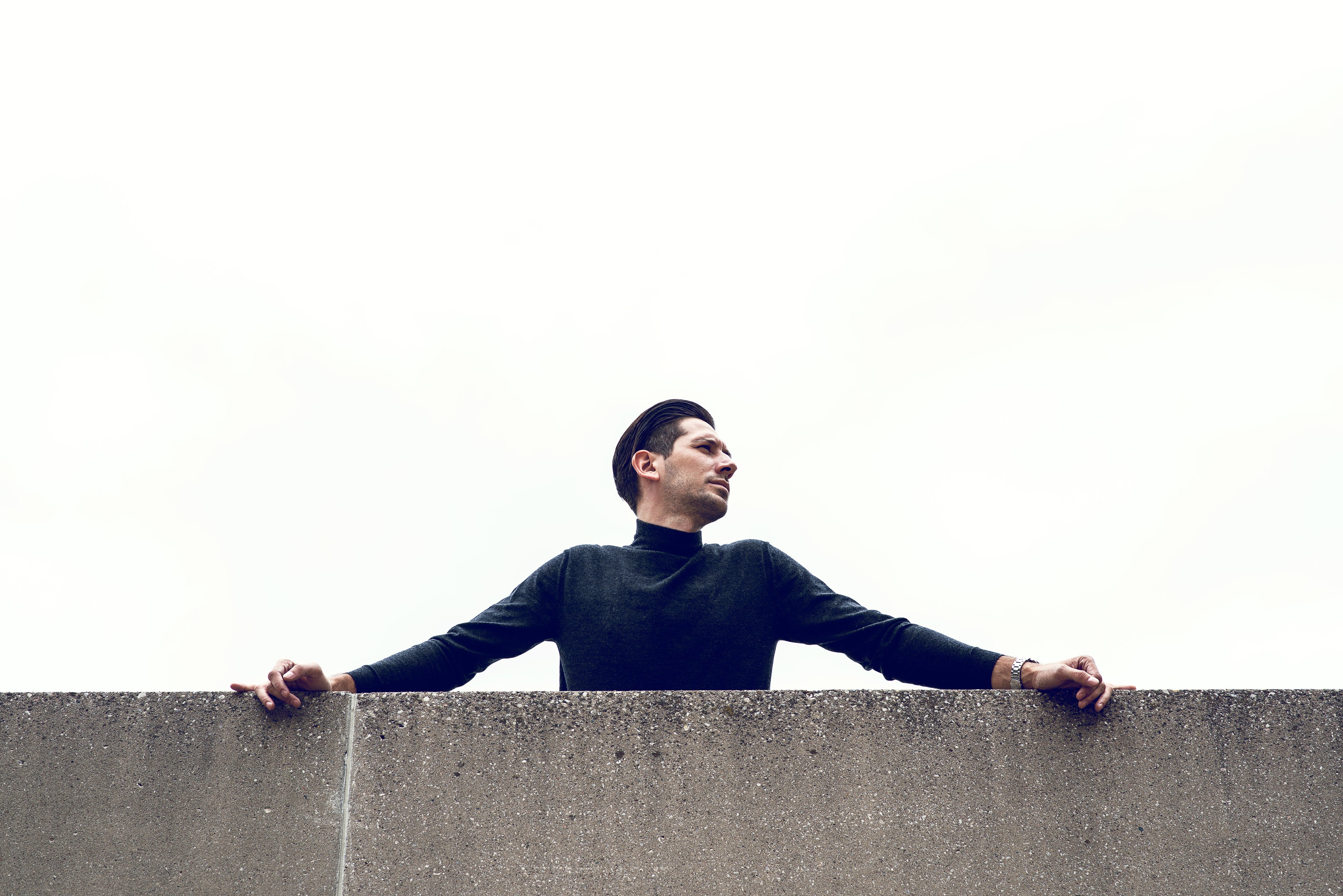<em>Leonardo Velez</em>